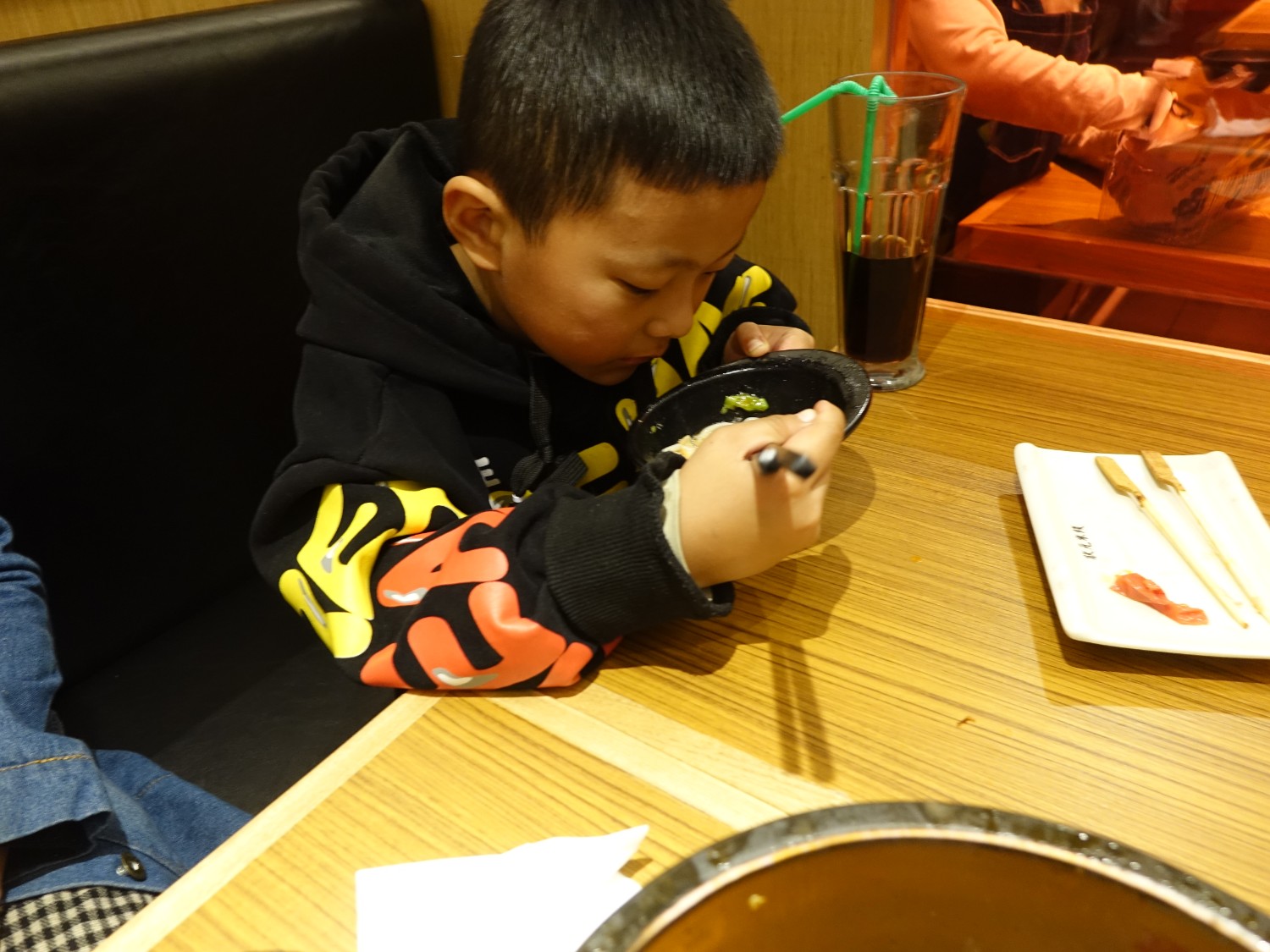 17年品牌運(yùn)營(yíng)經(jīng)驗(yàn)，眾多加盟商家的誠(chéng)摯選擇。狀元米線，餐飲創(chuàng)業(yè)好項(xiàng)目，全國(guó)合作熱線：400-967-2208