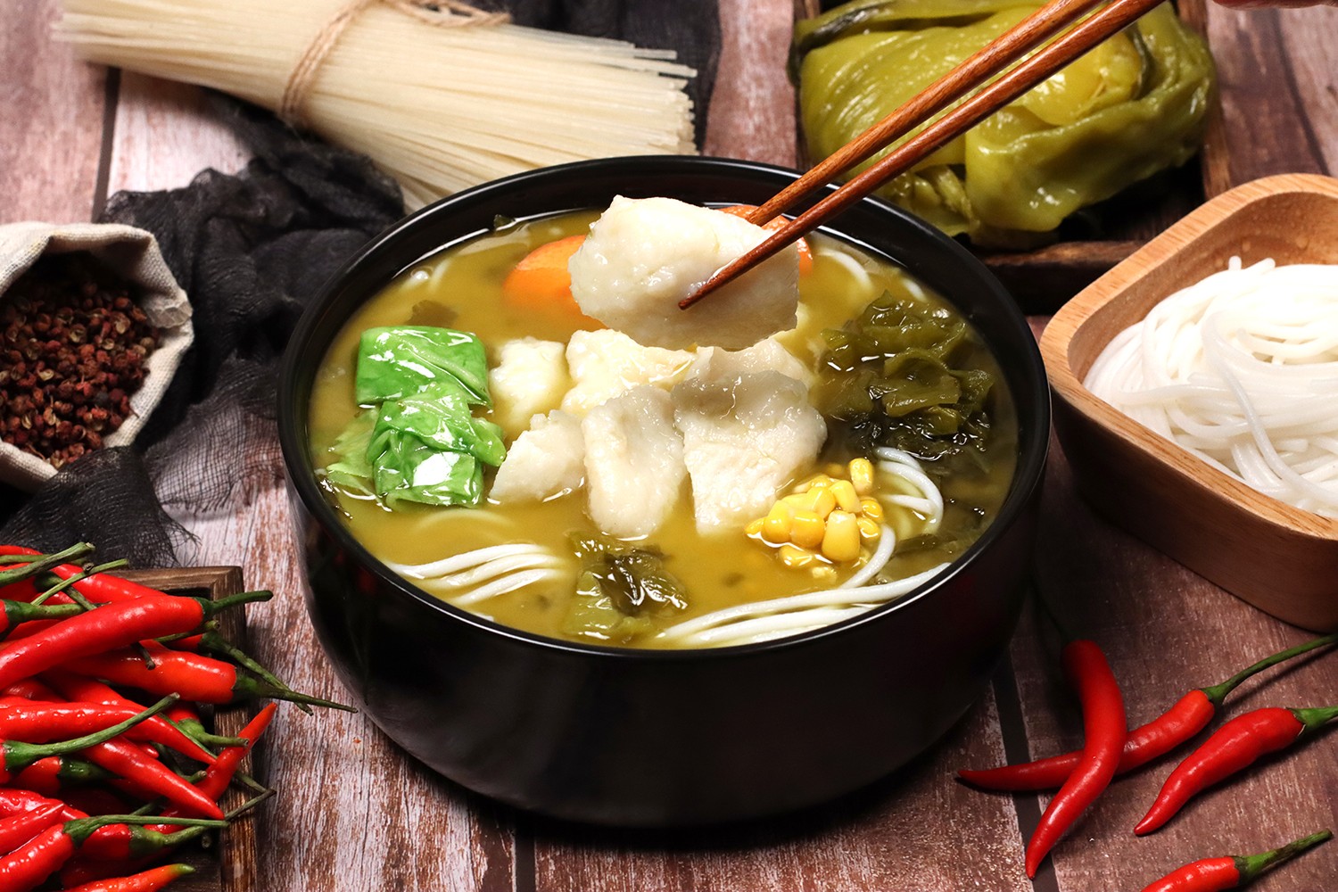 米線加盟好項(xiàng)目，餐飲創(chuàng)業(yè)好品牌！狀元米線17年運(yùn)營(yíng)經(jīng)驗(yàn)豐富，自有工廠扶持！開(kāi)店無(wú)憂！全國(guó)合作熱線：400-967-2208