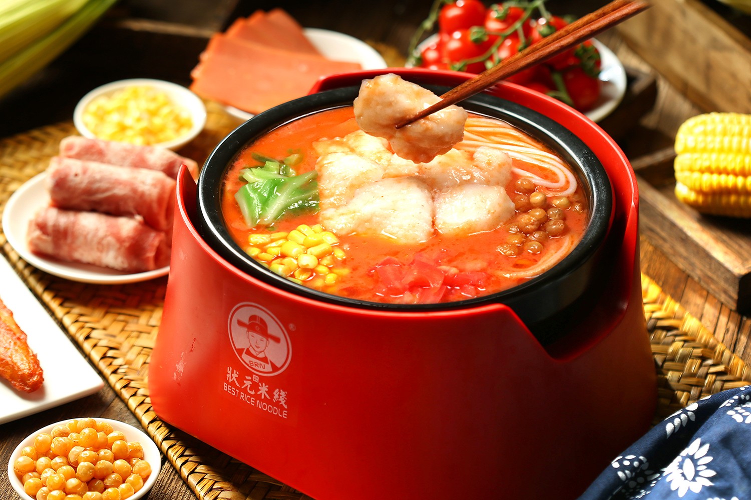 無(wú)需廚師，操作簡(jiǎn)單，品類豐富，快速出餐，狀元米線18年來(lái)一直堅(jiān)持品質(zhì)至上，全國(guó)合作熱線：400-967-2208