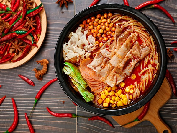 狀元米線自有工廠，口味穩(wěn)定，運(yùn)營經(jīng)驗(yàn)豐富，這里一站式開店服務(wù)讓您安心、放心的開啟悠然的創(chuàng)業(yè)之路！歡迎各界有志之士加入合作。全國合作熱線：400-967-2208