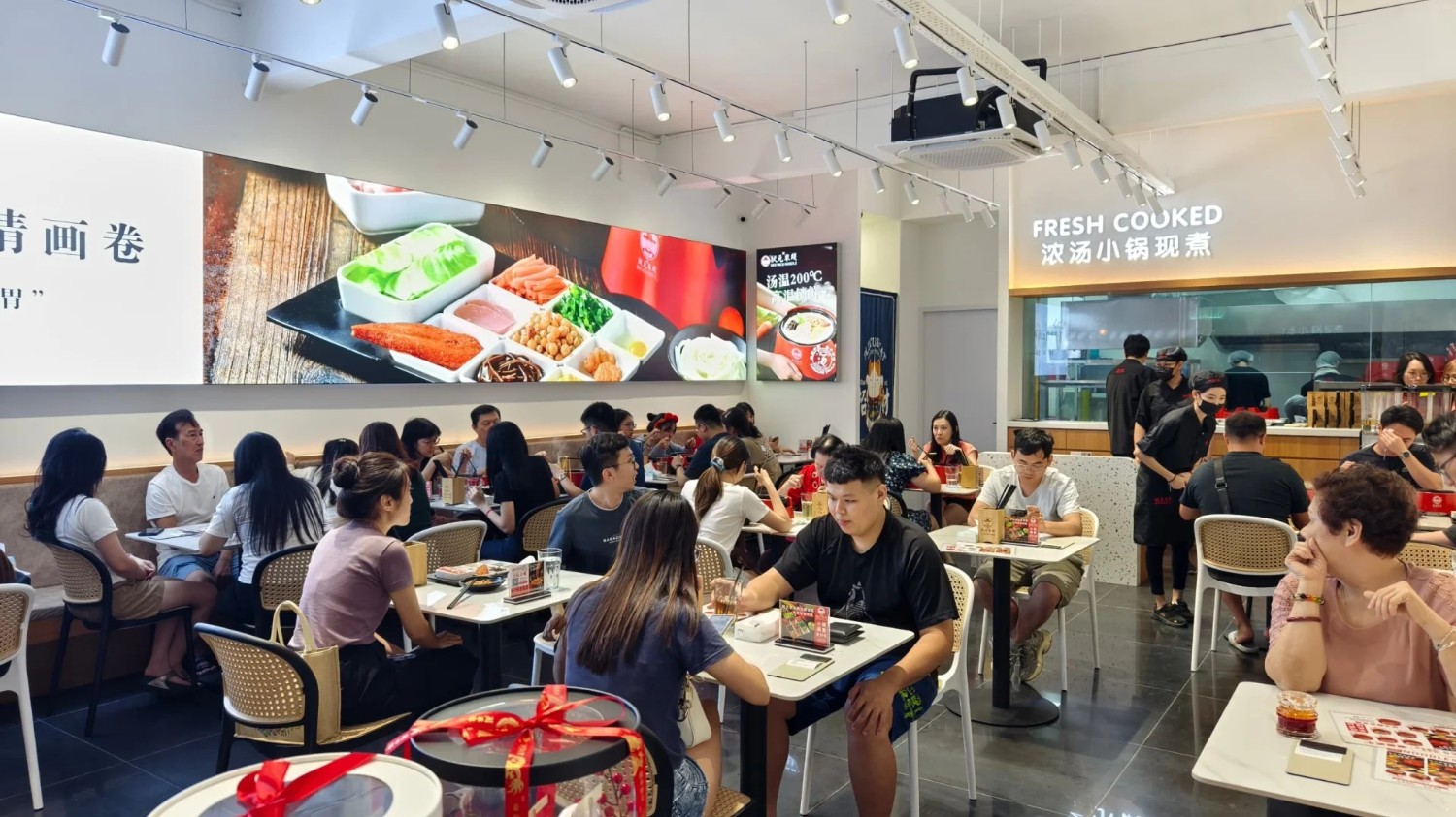 狀元米線米線配方和健康理念為核心，致力于為每一位顧客提供美味且健康的用餐體驗(yàn)。我們的品牌不僅注重食材的精選和制作工藝的精湛，更強(qiáng)調(diào)每一口米線都承載著對顧客的用心和信任。作為一家傳承多年的老品牌，狀元米線始終以顧客為中心，致力于為每一位顧客帶來滿意的用餐體驗(yàn)，讓健康與美味成為日常生活的一部分。選擇狀元米線，就是選擇一種對健康的承諾，一種對品質(zhì)的追求。